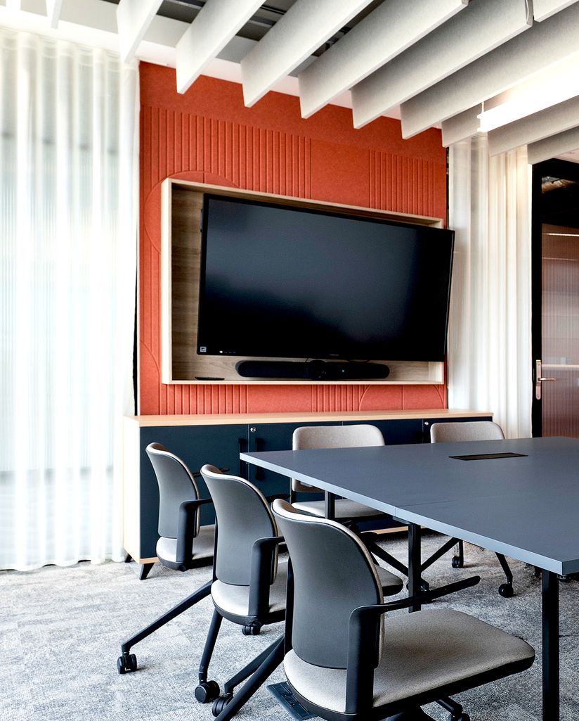Meeting room with a hybrid AV screen